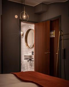 y baño con lavabo y espejo. en Lord Nelson Hotel, en Estocolmo