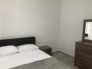 Кровать или кровати в номере Suluca Homes