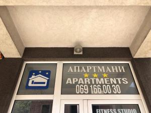 een bord boven de deur van een gebouw bij Apartmani Jovanovic in Ivanjica