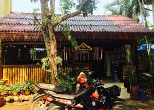 a motorcycle parked in front of a building at Thoulasith Guesthouse in Louang Namtha