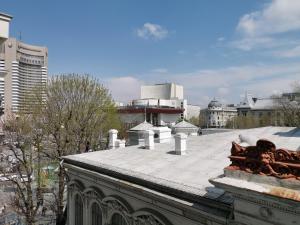 uitzicht op het dak van een gebouw bij Premium Apartment by MRG Apartments in Boekarest