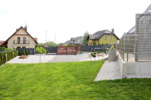 Vonkajšia záhrada v ubytovaní Apartamenty pod Wilczakiem