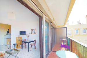 Zimmer mit einem Balkon mit Tisch und Stühlen in der Unterkunft Studio moderne à la plage in Canet-en-Roussillon