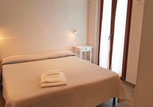 A bed or beds in a room at Hotel Villa Rita