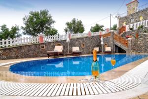 Bazén v ubytování Angela Pool Apartments nebo v jeho okolí