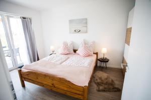 Un dormitorio con una cama con almohadas. en Strandchalet Elmo I in Wremen, en Wremen