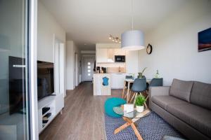 弗雷门Strandchalet Elmo I in Wremen的客厅里有一张沙发和一张桌子。