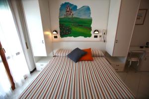 A bed or beds in a room at Hotel Biancaneve Wellness