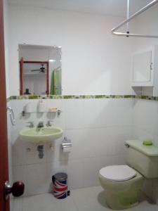 ein Badezimmer mit Toilette und Waschbecken in der Unterkunft Hostal green bay in San Andrés