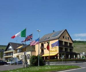 un bâtiment arborant des drapeaux sur le côté d'une rue dans l'établissement Hotel Zum Fährturm, à Mehring