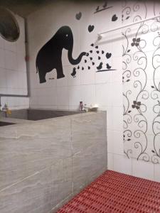 uma casa de banho com um estêncil de elefante na parede em wegold house溫泉套房-月租長租-請來訊確認訂房 em Taipei