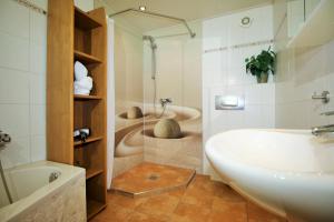 Un baño con bañera, lavabo y bañera. en Gästehaus Kön, en Zeltingen-Rachtig 20 fotos más