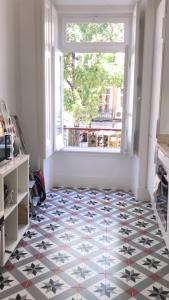 um quarto com piso em azulejo e uma janela em B&B in Redondo Residence em Lisboa
