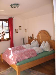 ein Schlafzimmer mit einem Bett mit einem Kopfteil aus Holz in der Unterkunft Villa Laske in Altaussee