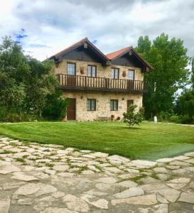 uma grande casa de pedra com um grande quintal em Villa Silene na Covilh