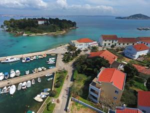 z powietrza widok na port z łodziami w wodzie w obiekcie Apartmani Junto w mieście Preko