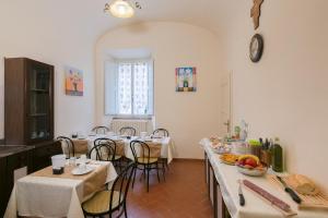 a kitchen with tables and chairs in a room at B&B San Francesco in Cortona