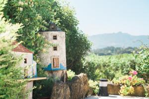 a small house in the middle of a garden at Quinta Verde Sintra - Casa de Campo in Sintra