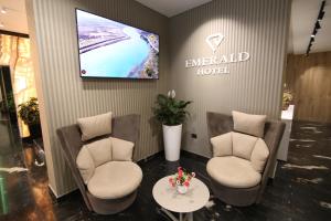 TV a/nebo společenská místnost v ubytování Emerald Boutique Hotel