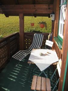 un patio con mesa y sillas en un porche en Villa Laske en Altaussee