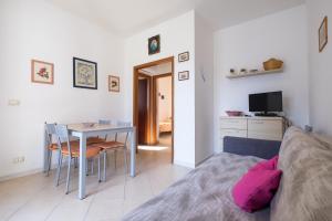 Schlafzimmer mit einem Bett und einem Tisch mit Stühlen in der Unterkunft Agenzia Vear - Indiana 20 in Lido di Scacchi