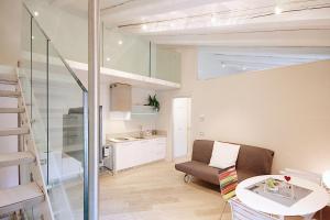 una pequeña sala de estar con una silla y una mesa. en Le Nuove Cadreghe Apartments en Verona