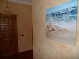 a picture of a movie hanging on a wall at B&B Il Nido in Tropea