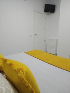 - une banane assise au-dessus d'un lit dans l'établissement FUENGIROLA SWEET & BEACH, à Fuengirola