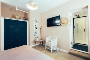 una camera da letto con una porta blu e una sedia di Primrose House St. Ives a St Ives