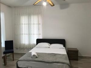 Кровать или кровати в номере Suluca Homes