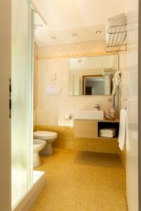 Koupelna v ubytování Hotel Lilia + 31 fotografií