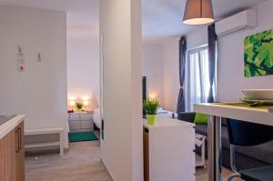 a kitchen and a living room with a table at Apartmani Casa Calle in Kali