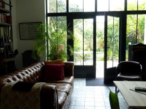 un sofá de cuero en una sala de estar con una gran ventana en TIME AFTER TIME, en Pons