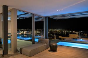 einen Balkon mit Stadtblick in der Nacht in der Unterkunft NV Illusion in Chania