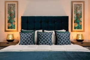 ein Schlafzimmer mit einem blauen Bett mit blauen Kissen in der Unterkunft NV Illusion in Chania