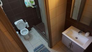 Ένα μπάνιο στο Priona Rooms +40 φωτογραφίες