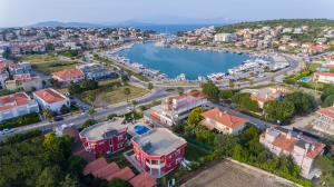 una vista aérea de una ciudad con puerto en Cilek Butik Hotel en Cesme