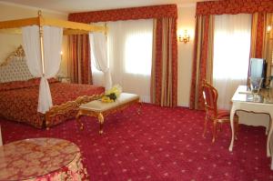TV a/nebo společenská místnost v ubytování Hotel Motel Gold