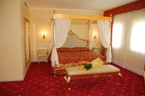 Postel nebo postele na pokoji v ubytování Hotel Motel Gold + 37 fotografií