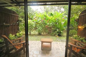 un patio con mesa, sillas y plantas en Tirimbina Rainforest Lodge, en Sarapiquí