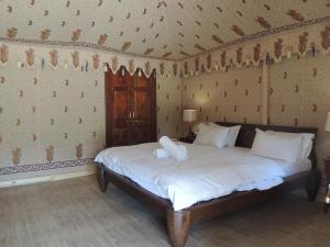 Postel nebo postele na pokoji v ubytování Pushkar Vela Resort + 37 fotografií