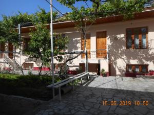 撒马尔罕OPTIMIST的前面有长凳的建筑