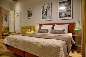 ein Schlafzimmer mit einem großen Bett in einem Zimmer in der Unterkunft Bentis Luxury Apartments in Krakau