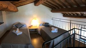 two beds in a room with a balcony at Agriturismo Battaglini in Bolsena