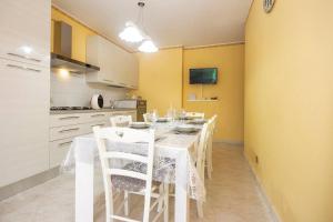 A kitchen or kitchenette at Etna Sunshine