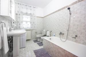 A bathroom at Etna Sunshine