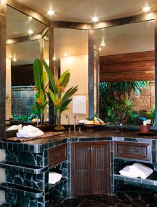 baño con lavabo y espejo grande en Rico Resort, en Chiang Kham