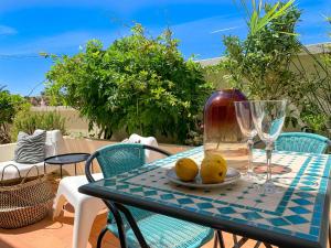 een tafel met een bord citroenen erop bij Casa Silwa - Chic 2BR Townhouse, Ocean Views, 5min to Beach & Pool in Ferragudo