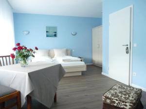 Ein Bett oder Betten in einem Zimmer der Unterkunft Hotel Markgräfler Hof