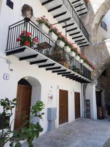 um edifício branco com escadas e flores em Real Fonderia b&b em Palermo